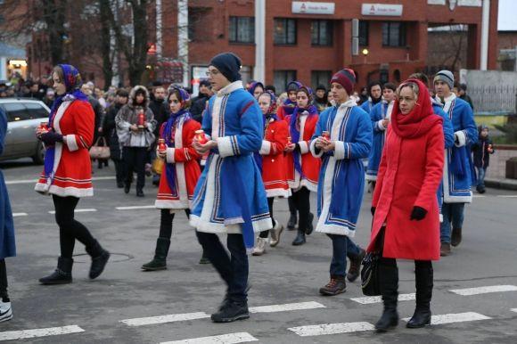 У Хмельницькому вшанували пам'ять жертв голодомору - містяни пройшли скорботною ходою і запалили свічки, фото №2 на сайті vsim.ua