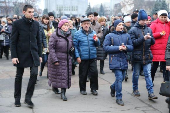 У Хмельницькому вшанували пам'ять жертв голодомору - містяни пройшли скорботною ходою і запалили свічки, фото №3 на сайті vsim.ua