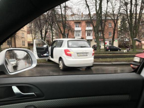 На Пирогова «Шкоду» викинуло на трамвайну колію. На 600-річчя – затор на сайті 20minut.ua На Пирогова «Шкоду» викинуло на трамвайну колію. На 600-річчя – затор, фото №1 на сайті 20minut.ua