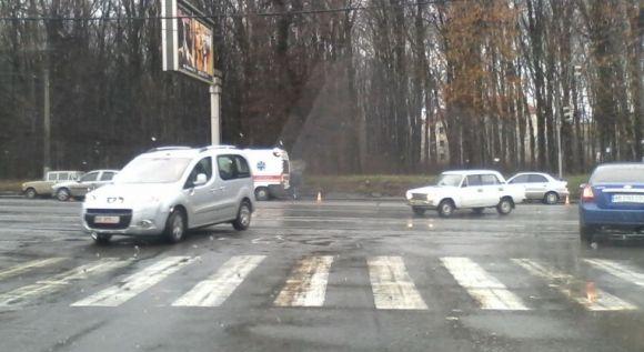 На Пирогова «Шкоду» викинуло на трамвайну колію. На 600-річчя – затор на сайті 20minut.ua На Пирогова «Шкоду» викинуло на трамвайну колію. На 600-річчя – затор, фото №2 на сайті 20minut.ua