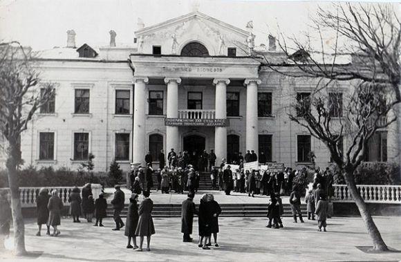 Інтерактивне фото: театр ляльок з різницею в 55 років на сайті vsim.ua Інтерактивне фото: театр ляльок з різницею в 55 років, фото №1 на сайті vsim.ua
