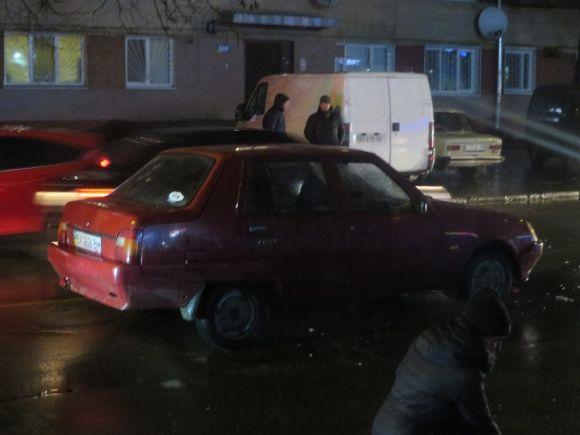 На Зарічанській автомобіль збив жінку. Кажуть, вона йшла по "зебрі", фото №7 на сайті vsim.ua