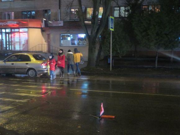 На Зарічанській автомобіль збив жінку. Кажуть, вона йшла по "зебрі", фото №5 на сайті vsim.ua