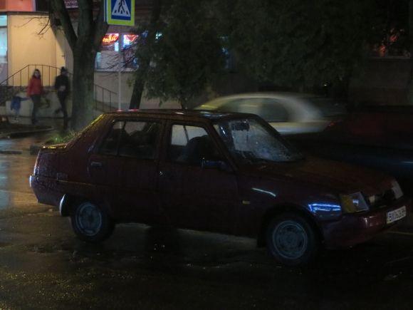 На Зарічанській автомобіль збив жінку. Кажуть, вона йшла по "зебрі", фото №1 на сайті vsim.ua