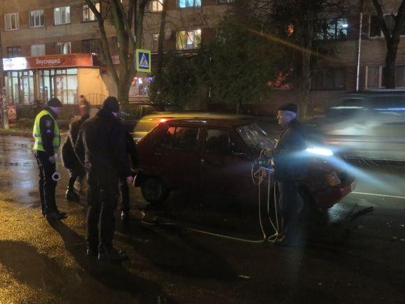 На Зарічанській автомобіль збив жінку. Кажуть, вона йшла по "зебрі", фото №3 на сайті vsim.ua