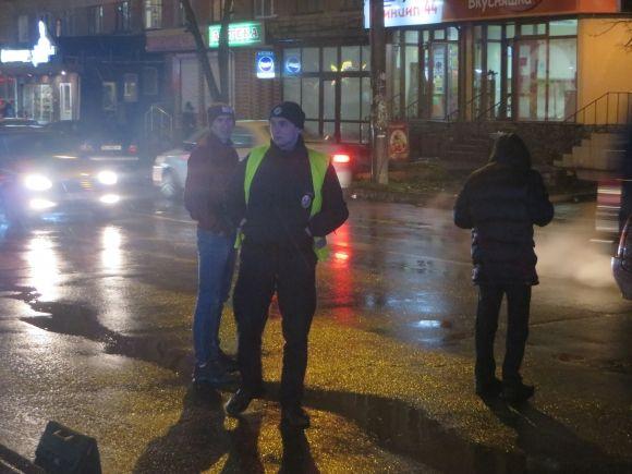 На Зарічанській автомобіль збив жінку. Кажуть, вона йшла по "зебрі", фото №2 на сайті vsim.ua