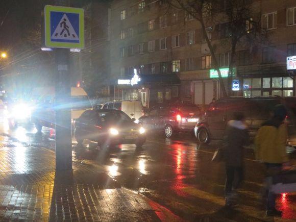 На Зарічанській автомобіль збив жінку. Кажуть, вона йшла по "зебрі", фото №4 на сайті vsim.ua