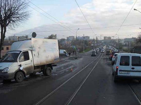 На Магістратській водій «ГАЗ» врізався в «Форд». Поліція шукає свідків ДТП на сайті 20minut.ua На Магістратській водій «ГАЗ» врізався в «Форд». Поліція шукає свідків ДТП, фото №1 на сайті 20minut.ua