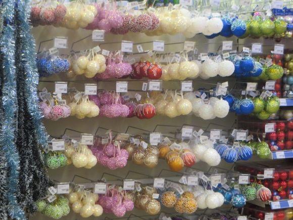 Прилавки хмельницьких супермаркетів рясніють новорічними прикрасами. Що і за скільки продають, фото №14 на сайті vsim.ua