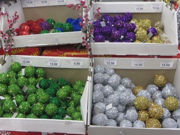 Прилавки хмельницьких супермаркетів рясніють новорічними прикрасами. Що і за скільки продають, фото №16 на сайті vsim.ua