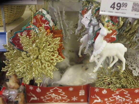 Прилавки хмельницьких супермаркетів рясніють новорічними прикрасами. Що і за скільки продають, фото №15 на сайті vsim.ua