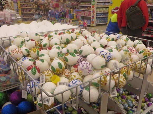 Прилавки хмельницьких супермаркетів рясніють новорічними прикрасами. Що і за скільки продають, фото №13 на сайті vsim.ua