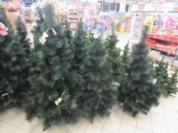 Прилавки хмельницьких супермаркетів рясніють новорічними прикрасами. Що і за скільки продають, фото №1 на сайті vsim.ua