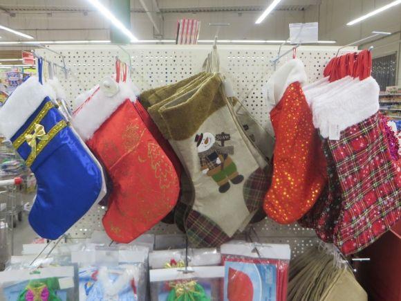 Прилавки хмельницьких супермаркетів рясніють новорічними прикрасами. Що і за скільки продають, фото №18 на сайті vsim.ua