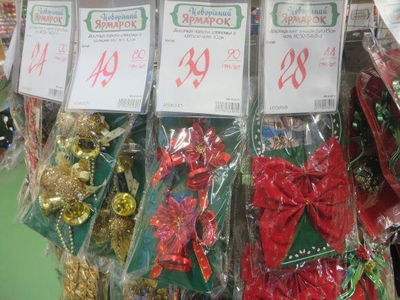 Прилавки хмельницьких супермаркетів рясніють новорічними прикрасами. Що і за скільки продають, фото №22 на сайті vsim.ua
