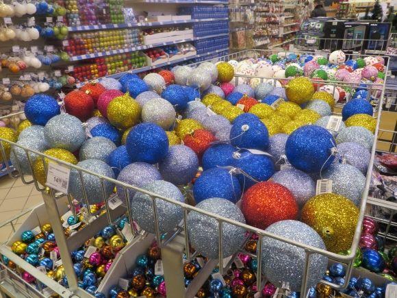 Прилавки хмельницьких супермаркетів рясніють новорічними прикрасами. Що і за скільки продають, фото №2 на сайті vsim.ua