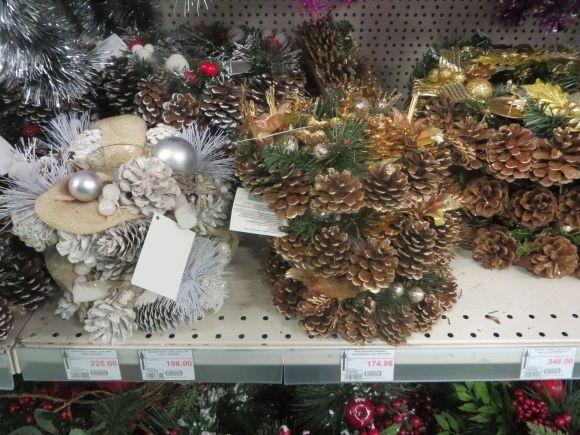 Прилавки хмельницьких супермаркетів рясніють новорічними прикрасами. Що і за скільки продають, фото №20 на сайті vsim.ua