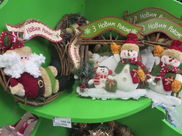 Прилавки хмельницьких супермаркетів рясніють новорічними прикрасами. Що і за скільки продають, фото №19 на сайті vsim.ua