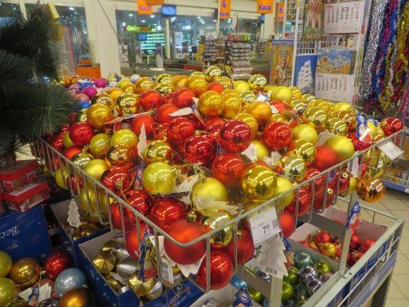 Прилавки хмельницьких супермаркетів рясніють новорічними прикрасами. Що і за скільки продають, фото №12 на сайті vsim.ua
