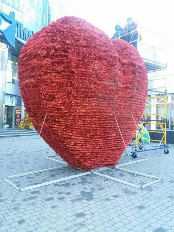 Біля «Либідь Плази» встановили велетенське "палаюче" серце на сайті vsim.ua Біля «Либідь Плази» встановили велетенське "палаюче" серце, фото №3 на сайті vsim.ua