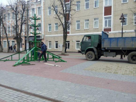 Фото дня: на Проскурівській встановлюють головну ялинку міста, фото №2 на сайті vsim.ua