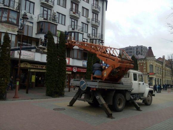 Фото дня: на Проскурівській встановлюють головну ялинку міста, фото №1 на сайті vsim.ua