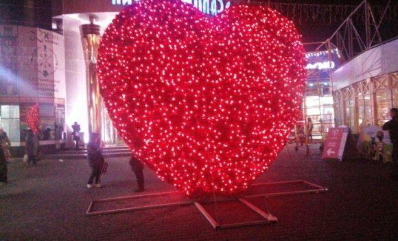 Біля «Либідь Плази» встановили велетенське "палаюче" серце на сайті vsim.ua Біля «Либідь Плази» встановили велетенське "палаюче" серце, фото №2 на сайті vsim.ua