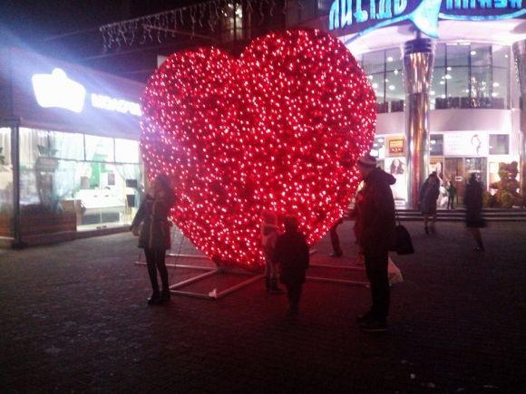 Біля «Либідь Плази» встановили велетенське "палаюче" серце на сайті vsim.ua Біля «Либідь Плази» встановили велетенське "палаюче" серце, фото №1 на сайті vsim.ua