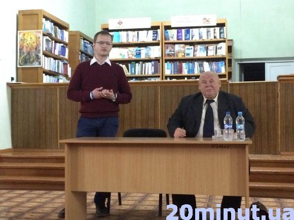 Неофіційно про офіційне. У Кам’янці у “Живій бібліотеці” студенти бесідували з мером та нардепом на сайті 20minut.ua Неофіційно про офіційне. У Кам’янці у “Живій бібліотеці” студенти бесідували з мером та нардепом, фото №3 на сайті 20minut.ua