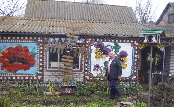 Чоловік у Літині «розфарбував» свою хату кришечками від пластикових пляшок, фото №1 на сайті 20minut.ua