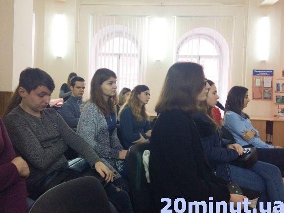 Неофіційно про офіційне. У Кам’янці у “Живій бібліотеці” студенти бесідували з мером та нардепом на сайті 20minut.ua Неофіційно про офіційне. У Кам’янці у “Живій бібліотеці” студенти бесідували з мером та нардепом, фото №1 на сайті 20minut.ua