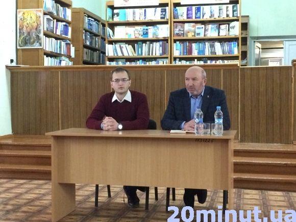 Неофіційно про офіційне. У Кам’янці у “Живій бібліотеці” студенти бесідували з мером та нардепом на сайті 20minut.ua Неофіційно про офіційне. У Кам’янці у “Живій бібліотеці” студенти бесідували з мером та нардепом, фото №2 на сайті 20minut.ua