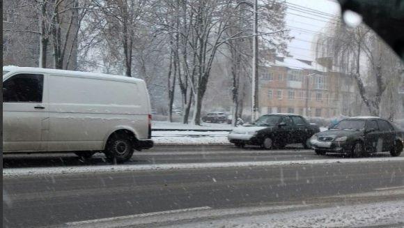 Перші наслідки снігопаду. Вінниця зупинилась в заторах, фото №3 на сайті 20minut.ua