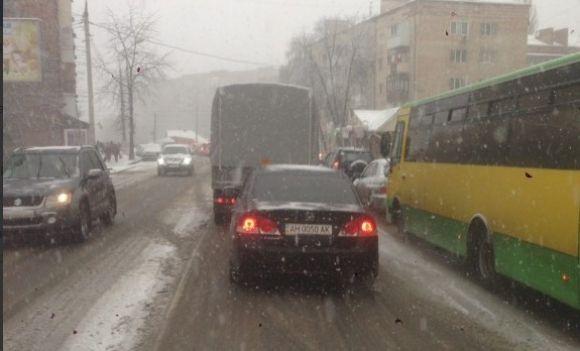 Перші наслідки снігопаду. Вінниця зупинилась в заторах, фото №2 на сайті 20minut.ua