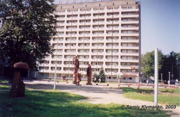 Новини Хмельницького - фото з Порятунок унікальних скульптур Мазура: є проект, бракує грошей Керівництво готелю прибрали скульптури на початку 2000-х