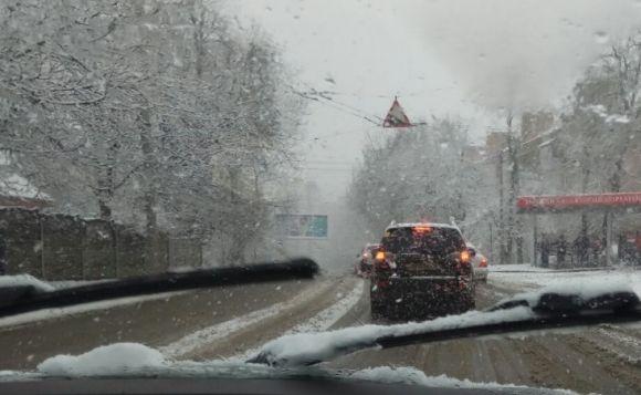 Перші наслідки снігопаду. Вінниця зупинилась в заторах, фото №4 на сайті 20minut.ua