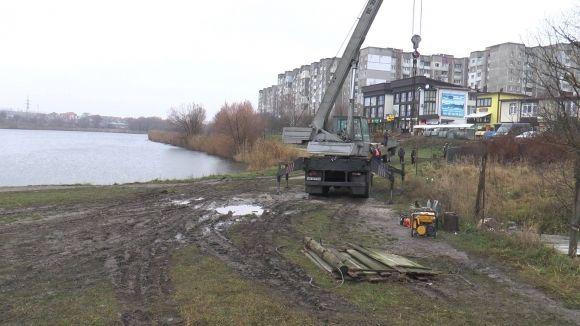 На Залізняка і Мирного вже знесли будівельні паркани: замість багатоповерхівки обіцяють сквер на сайті vsim.ua На Залізняка і Мирного вже знесли будівельні паркани: замість багатоповерхівки обіцяють сквер, фото №2 на сайті vsim.ua