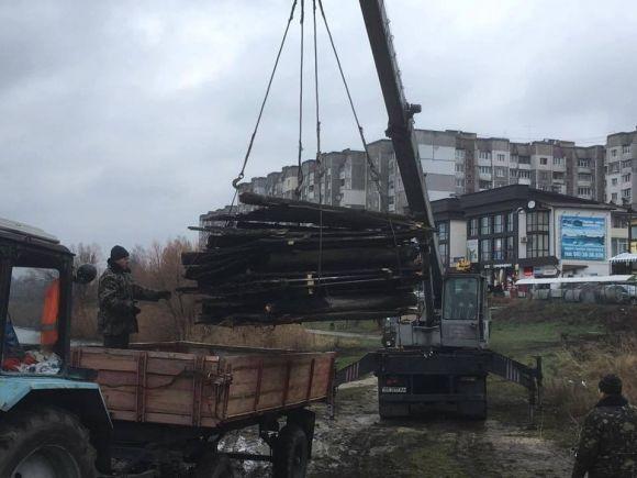 На Залізняка і Мирного вже знесли будівельні паркани: замість багатоповерхівки обіцяють сквер на сайті vsim.ua На Залізняка і Мирного вже знесли будівельні паркани: замість багатоповерхівки обіцяють сквер, фото №1 на сайті vsim.ua