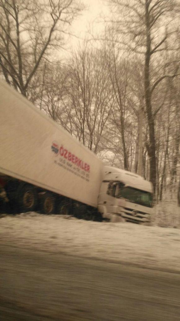 Снігопад і дороги: 10 аварій зранку та затори через “суворих пацанів” на літній гумі на сайті 20minut.ua Снігопад і дороги: 10 аварій зранку та затори через “суворих пацанів” на літній гумі, фото №5 на сайті 20minut.ua