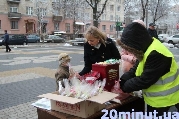 Тернополяни продовжують купувати "благодійні" пряники біля церков на сайті 20minut.ua Тернополяни продовжують купувати "благодійні" пряники біля церков, фото №4 на сайті 20minut.ua