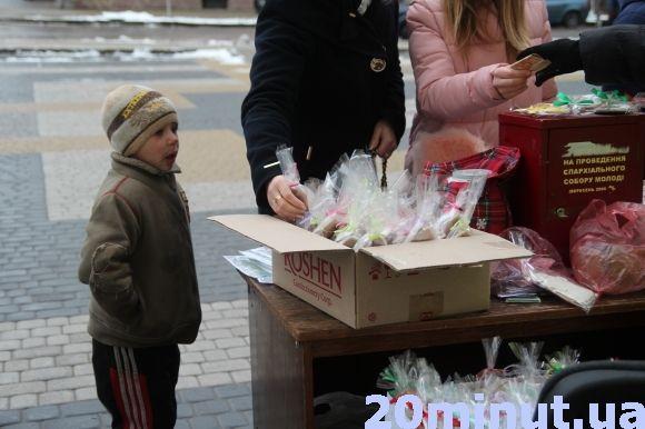 Тернополяни продовжують купувати "благодійні" пряники біля церков на сайті 20minut.ua Тернополяни продовжують купувати "благодійні" пряники біля церков, фото №3 на сайті 20minut.ua