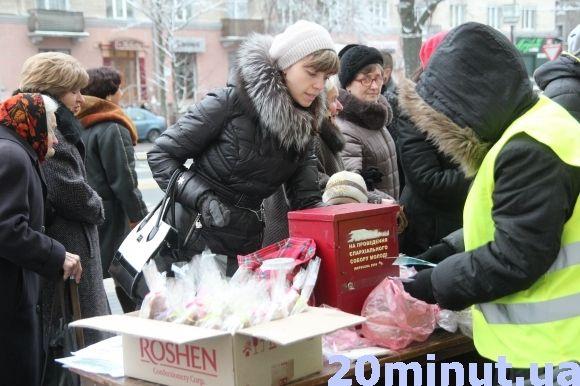 Тернополяни продовжують купувати "благодійні" пряники біля церков на сайті 20minut.ua Тернополяни продовжують купувати "благодійні" пряники біля церков, фото №2 на сайті 20minut.ua