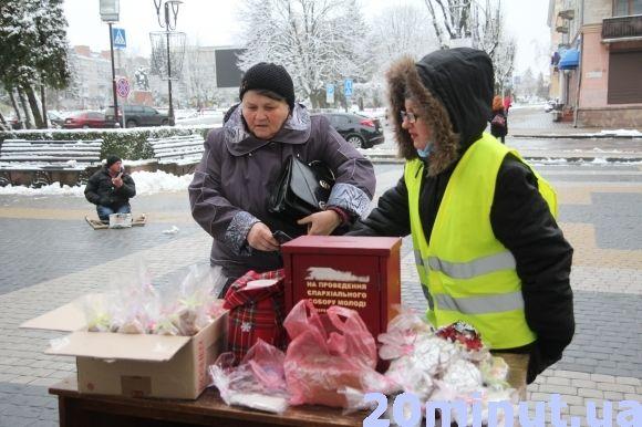 Тернополяни продовжують купувати "благодійні" пряники біля церков на сайті 20minut.ua Тернополяни продовжують купувати "благодійні" пряники біля церков, фото №1 на сайті 20minut.ua
