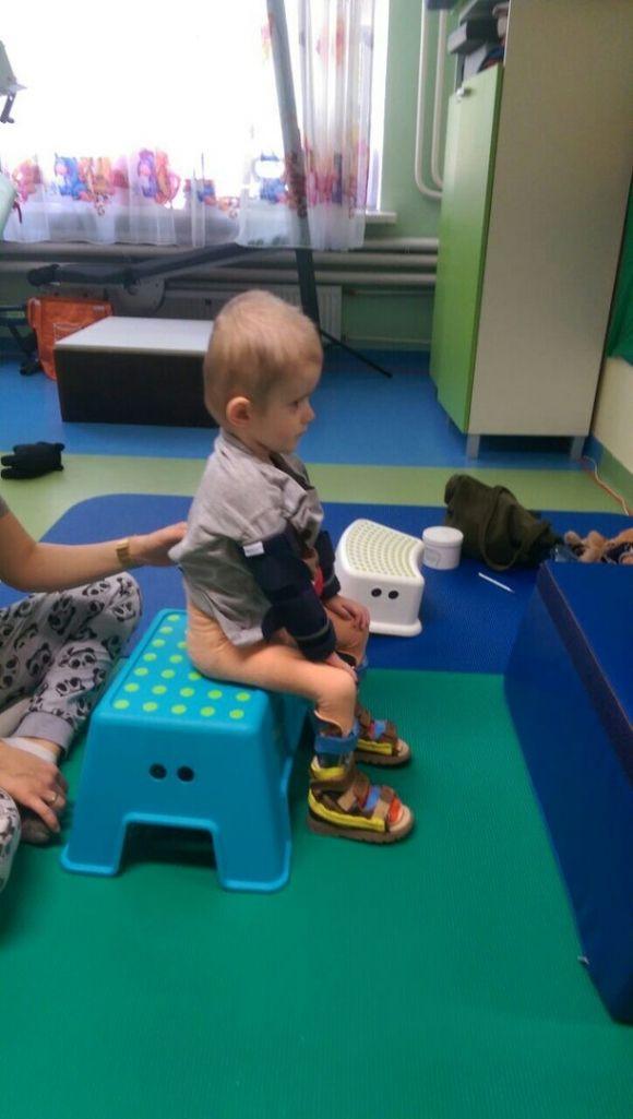 У три рочки Володя тільки вчиться сідати і стояти. Допоможіть зібрати кошти на реабілітацію на сайті 20minut.ua У три рочки Володя тільки вчиться сідати і стояти. Допоможіть зібрати кошти на реабілітацію, фото №2 на сайті 20minut.ua