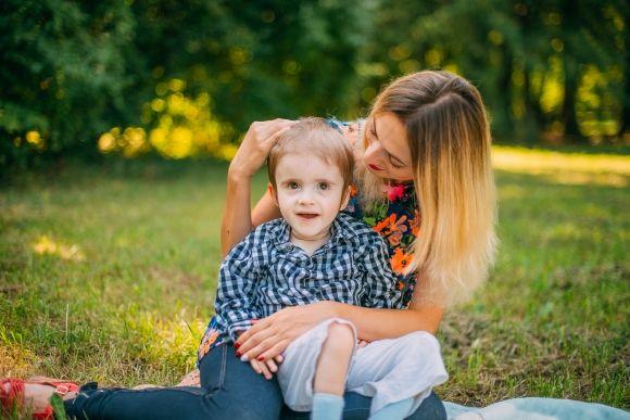 У три рочки Володя тільки вчиться сідати і стояти. Допоможіть зібрати кошти на реабілітацію на сайті 20minut.ua У три рочки Володя тільки вчиться сідати і стояти. Допоможіть зібрати кошти на реабілітацію, фото №1 на сайті 20minut.ua