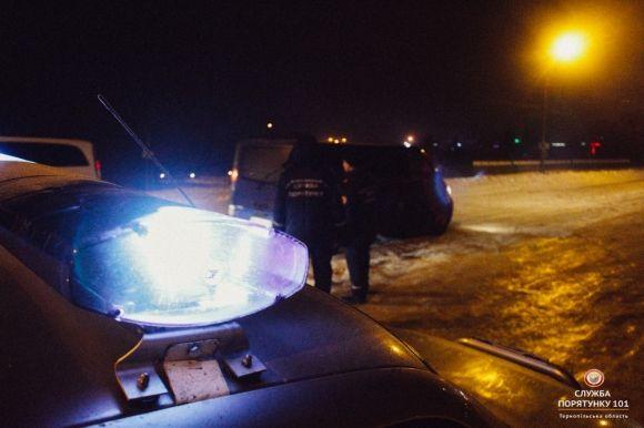 Через снігопад на Тернопільщині рятувальники відбуксирували 13 вантажівок та два мікроавтобуси, фото №1 на сайті 20minut.ua