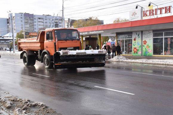 Вінницю від снігу протягом вихідних чистило майже 60 одиниць техніки та 660 людей на сайті 20minut.ua Вінницю від снігу протягом вихідних чистило майже 60 одиниць техніки та 660 людей, фото №1 на сайті 20minut.ua