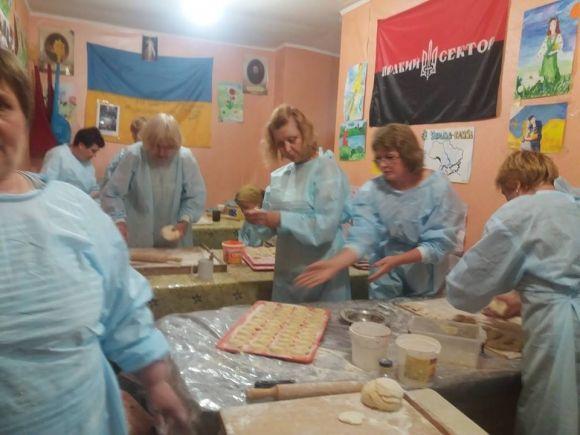 Тернопільські вареники відомі на всю зону АТО - волонтерки ліплять по 150 кг щотижня, фото №1 на сайті 20minut.ua