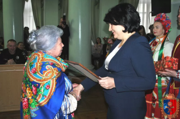 Хмельницькі волонтери отримали відзнаки за свою діяльність на сайті vsim.ua Хмельницькі волонтери отримали відзнаки за свою діяльність, фото №2 на сайті vsim.ua