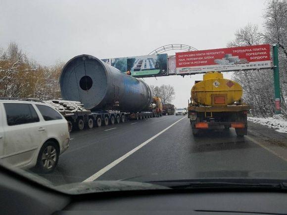 Під Вінницею вантажівка не змогла проїхати під рекламним щитом, фото №1 на сайті 20minut.ua